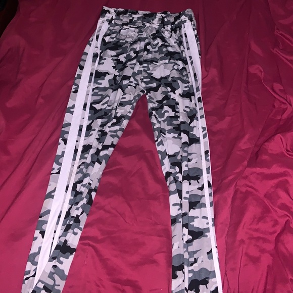 Never worn . - Picture 2 of 3